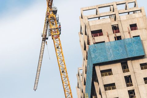 個(gè)人能承包建筑工程嗎？——從勞務(wù)分包角度解讀法律邊界與實(shí)踐路徑